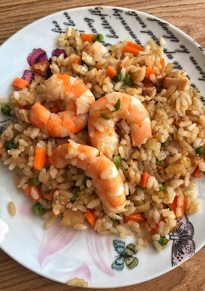 Una foto de Arroz tres delicias con langostinos 🍤🍚🍱