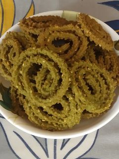 पालक-बटर चकली (Palak Butter Chakli recipe in Hindi) रेसिपी मुख्य फोटो