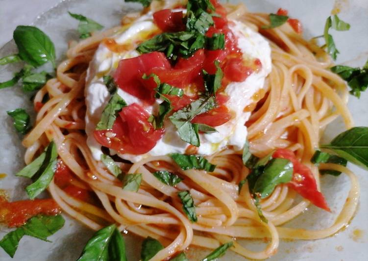 Linguine al pomodoro fresco, basilico e burratina