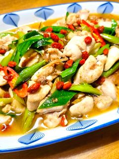 麻油薑絲蒜苗炒烏魚鰾(創意料理) 的食譜成品照片