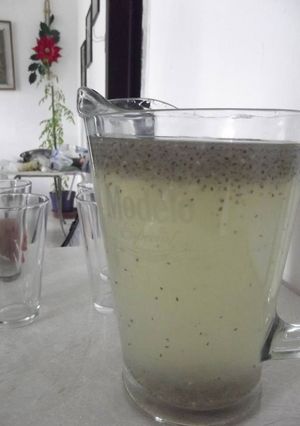 Una foto de Agua de chía y guanábana
