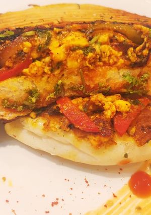 A picture of Paneer kulcha pepperiza.