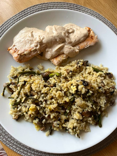 Una foto de Arroz con verduras y salmón con salsa de almendras 🍚🐟