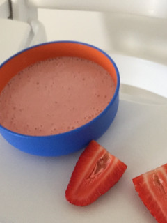 Una foto de Merienda: yogur con fresa y plátano BLW mixto