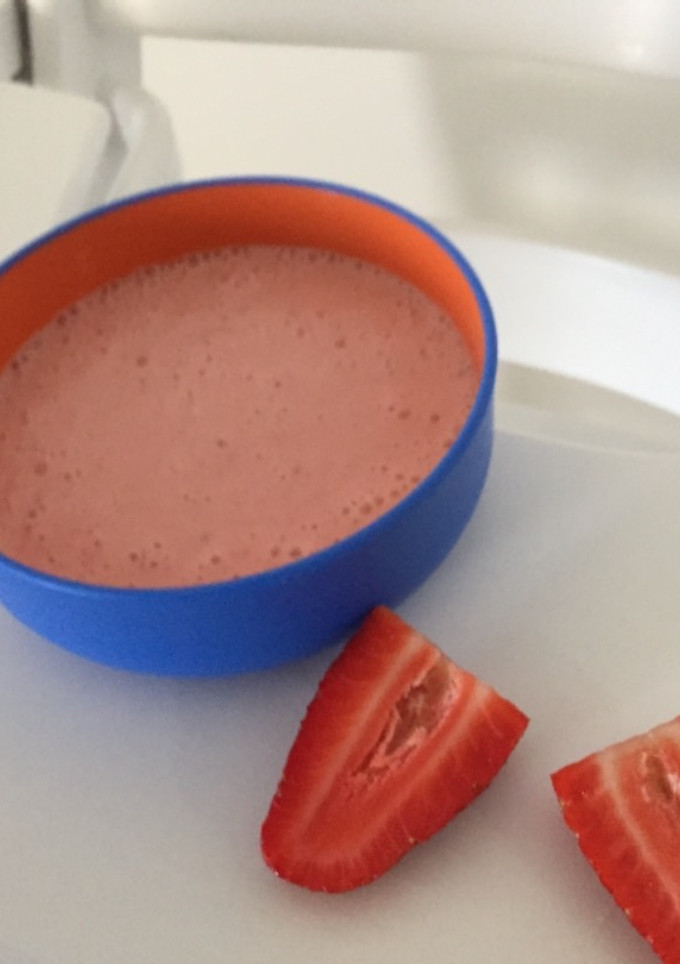 Una foto de Merienda: yogur con fresa y plátano BLW mixto
