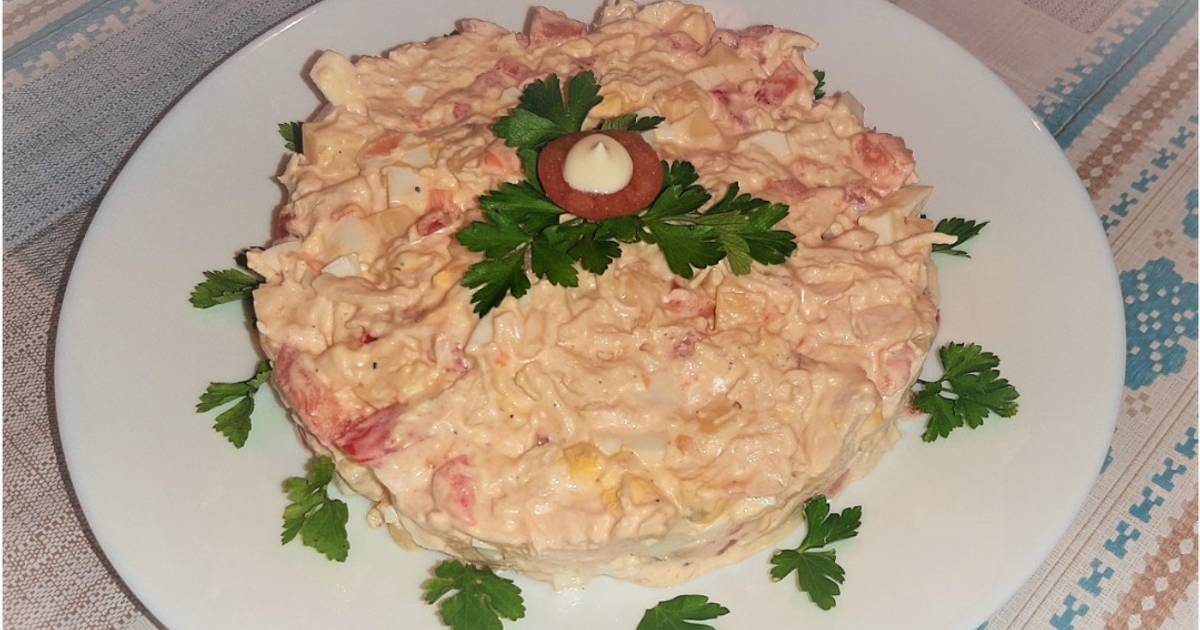 Салат с копченой колбасой и помидорами