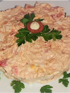 Фото Салат с куриным филе, помидорами и сыром.