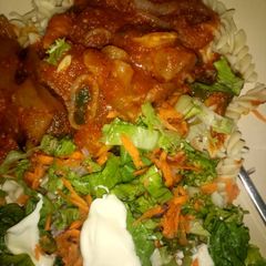 A picture of Macroni c hicken souce with salad.