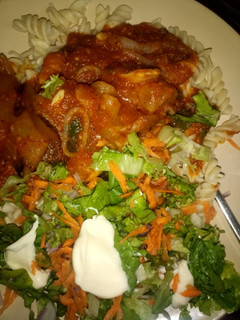 A picture of Macroni c hicken souce with salad.