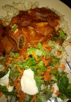 A picture of Macroni c hicken souce with salad.