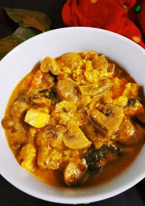 রেড মাশরুম-পনির কারি(red mushroom-paneer curry recipe in bengali) রেসিপির প্রধান ছবি