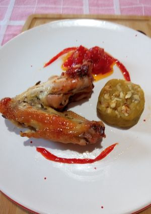 Una foto de Alitas de pollo al horno. Guarnición: puré de camote con miel y nueces y chutney de pimiento rojo ❤️