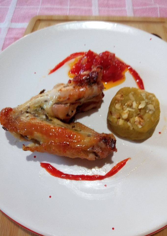 Una foto de Alitas de pollo al horno. Guarnición: puré de camote con miel y nueces y chutney de pimiento rojo ❤️