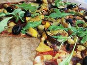 Una foto de masa de pizza con bicarbonato