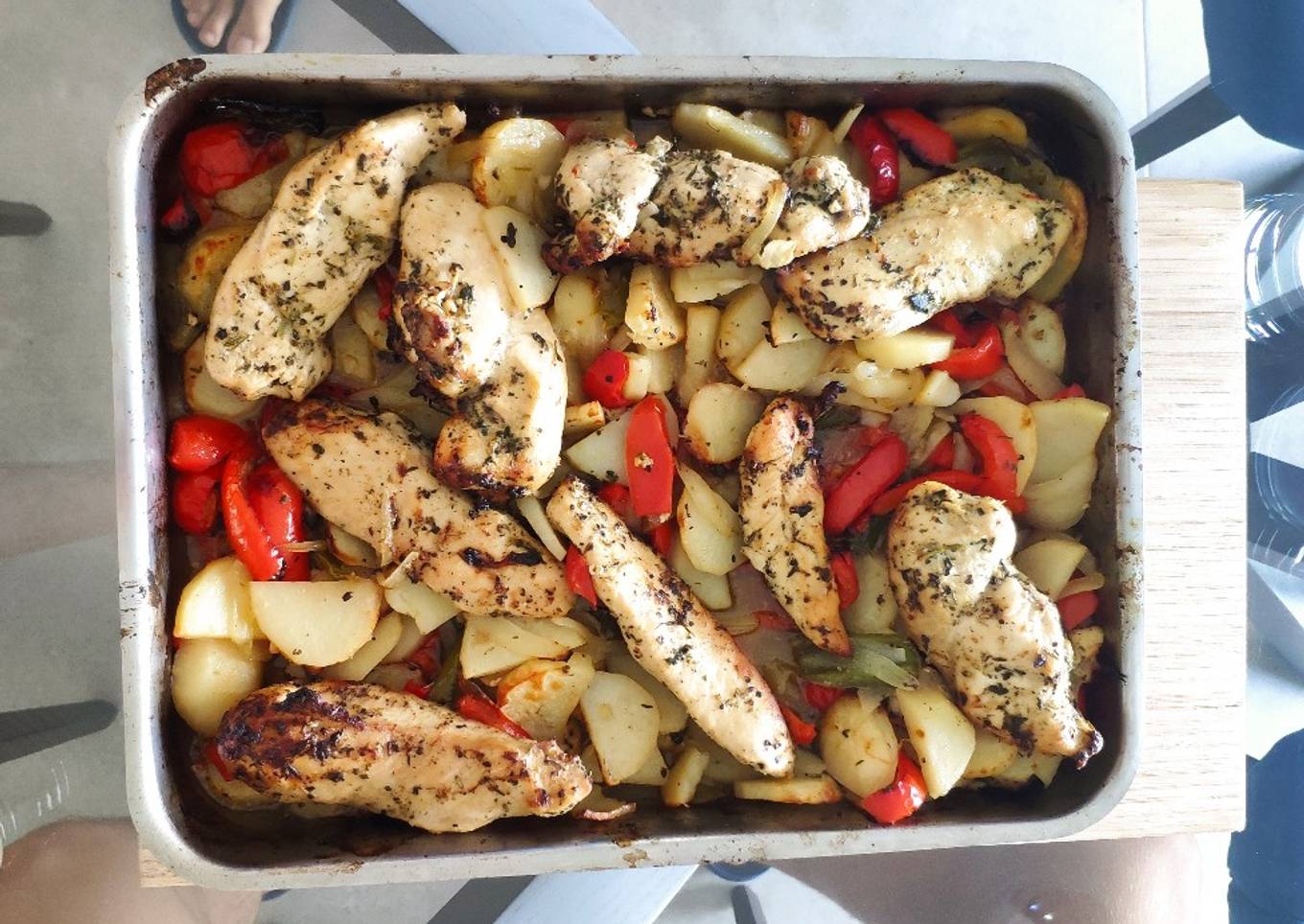 Pollo al limón en cama de verduras