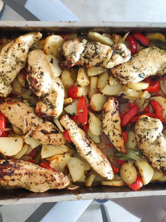 Una foto de Pollo al limón en cama de verduras