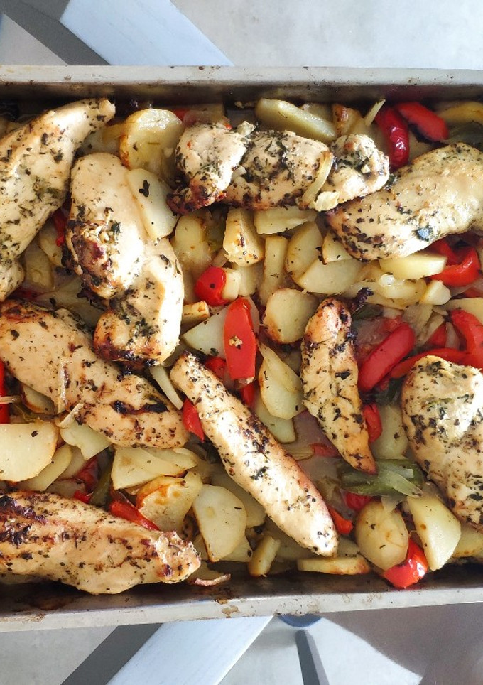 Una foto de Pollo al limón en cama de verduras