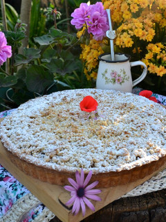 Una foto de Tarta de peras y ciruelas pasas, con crumble de avena💟