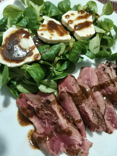 Una foto de Magret de pato con ensalada de canónigos y queso de cabra