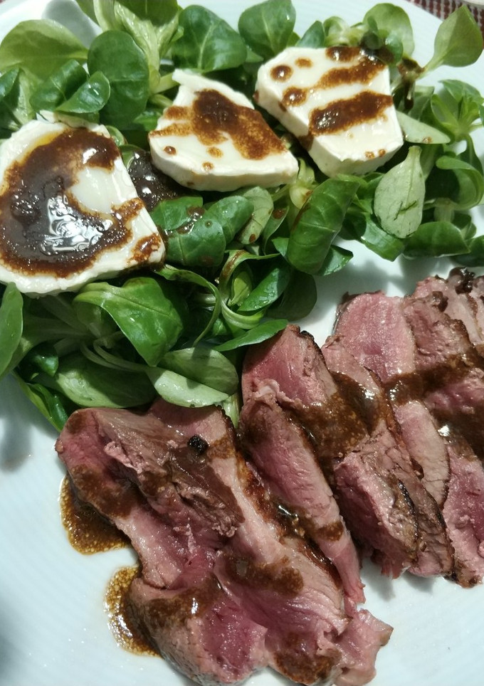 Una foto de Magret de pato con ensalada de canónigos y queso de cabra