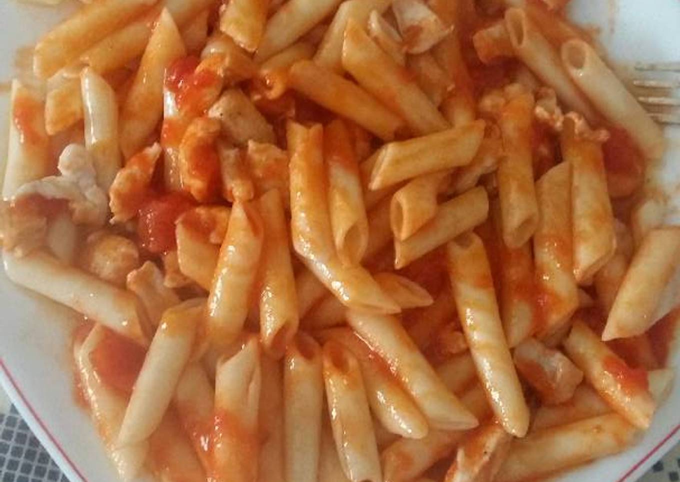 Macarrones con pechuga y tomate frito