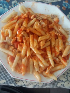 Una foto de Macarrones con pechuga y tomate frito
