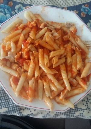 Foto principal de Macarrones con pechuga y tomate frito