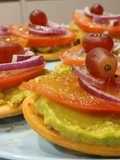 Galletas Saladas con Guacamole, Tomate y Uva