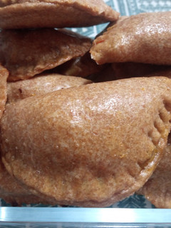 Una foto de Empanadillas con base de calabacín, cebolla, zanahoria y pimiento rojo
