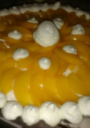 Una foto de Tarta de crema con durazno