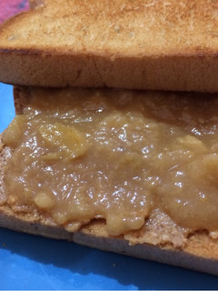 Una foto de Sándwich de crema de cacahuate y mermelada de guayaba