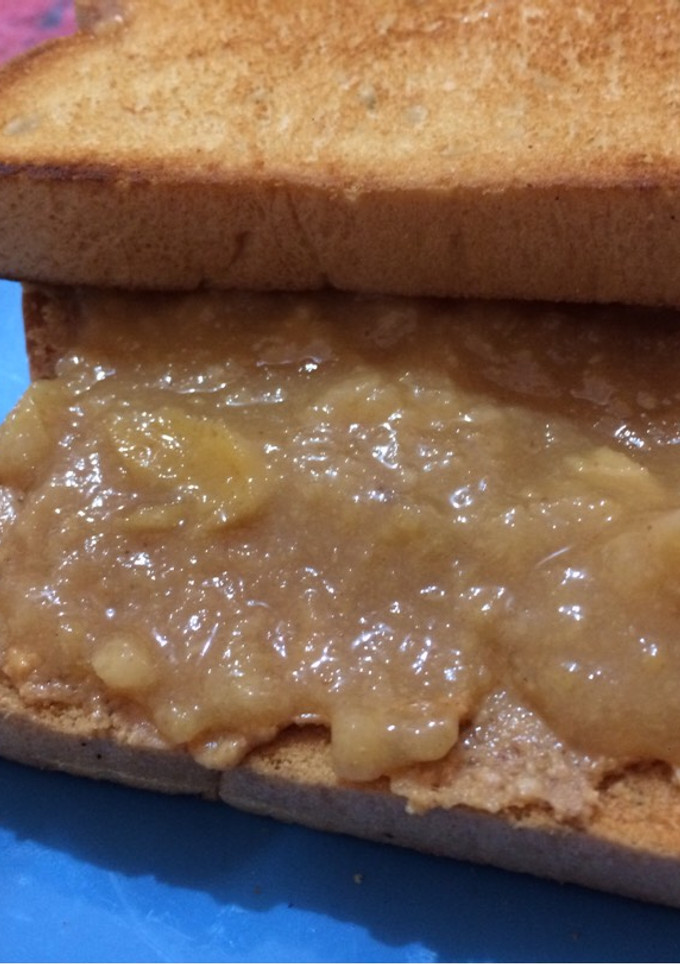 Una foto de Sándwich de crema de cacahuate y mermelada de guayaba