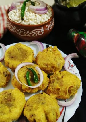 A picture of Aloo bonda.
