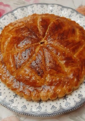 Une photo de Galette des rois amandes marmelade d'orange 👑