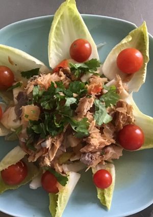 Une photo de Salade d endives au maquereau pommes tomates cerises et coriandre