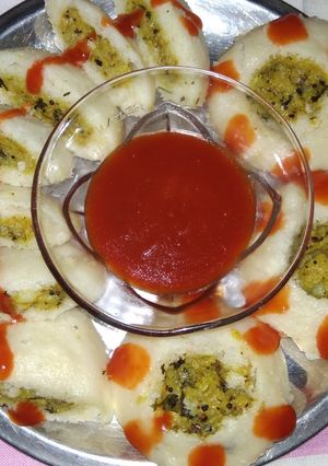 A picture of Stuffed idli.