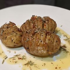 A picture of Hasselback Potatoes.