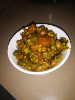 भोगीची भाजी (bhogichi bhaji recipe in marathi) रेसिपी चे मुख्य फोटो