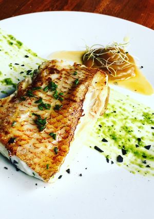Una foto de Sama a la plancha con espuma de batata 🍠