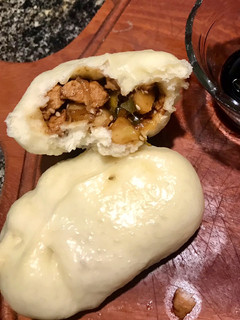 Una foto de Baozi (bollito chino) relleno cerdo agridulce