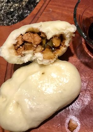 Una foto de Baozi (bollito chino) relleno cerdo agridulce