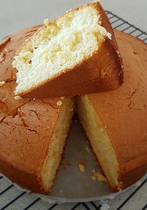 A picture of Cake tape / fermented cassava cake.