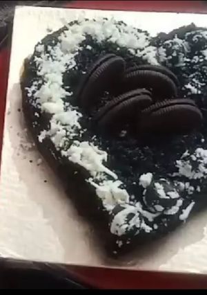 A picture of Oreo biscuit cake.