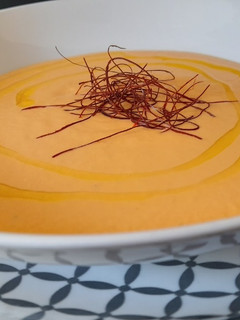 Una foto de Crema de calabaza con pimientos del piquillo