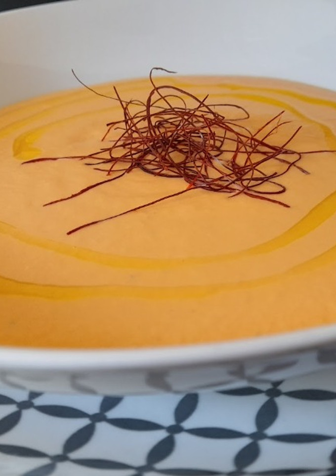 Una foto de Crema de calabaza con pimientos del piquillo