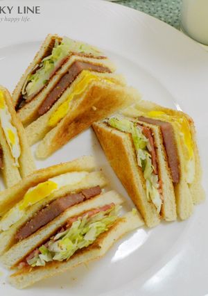 【樂客來】早午餐之~牛肉培根總匯三明治 的食譜成品照片