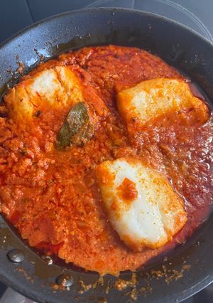 Una foto de Bacalao en salsa de tomate