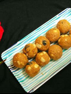 गेहूं के आटे के लड्डू (Gehu ke aate ke ladoo recipe in hindi) रेसिपी मुख्य फोटो