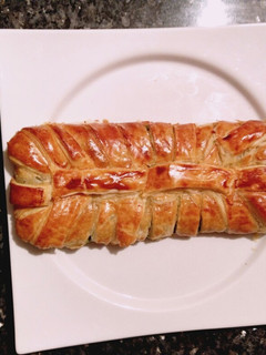 Una foto de Trenza de hojaldre con salmón y espinacas