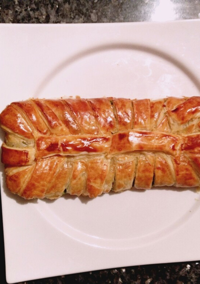 Una foto de Trenza de hojaldre con salmón y espinacas